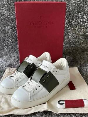 Valentino Skor  - Tjena! Säljer nu mina snygga skor ifrån Valentino. Skicket på skorna är väldigt fint 8/10. Skorna är i storlek 36. Låda & medföljer! Vid fler frågor/bilder är det bara och höra av sig! 