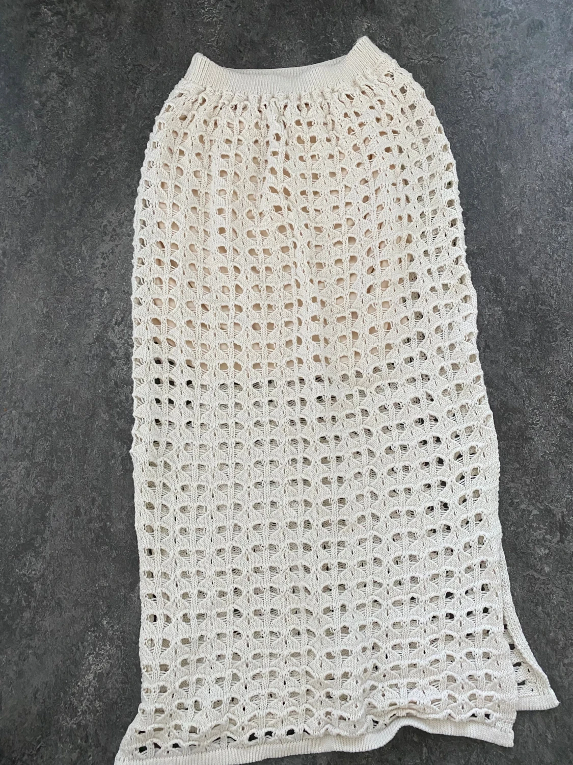 Beige stickat set med kjol och tröja - 1