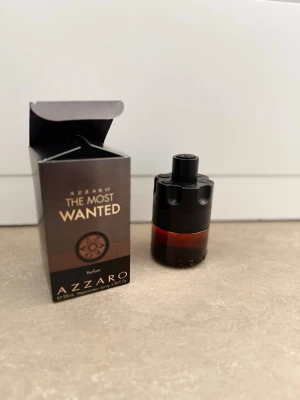 Azzaro The Most Wanted Parfum - Azzaro The Most Wanted Parfum i en cool, mörkbrun och svart flaska med unik cylinderformad design. Har endast sprayat 3 gånger 