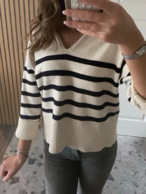 Stickad tröja - Perfekt nu inför vintern & våren❄️🍂 Randig stickad tröja ifrån Zara i storleken S💗