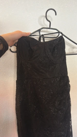 Svart långklänning  - Från NA-KD och aldrig använd, hängt i garderoben. Prislapp borta då den köptes för 3 år sedan ca. 