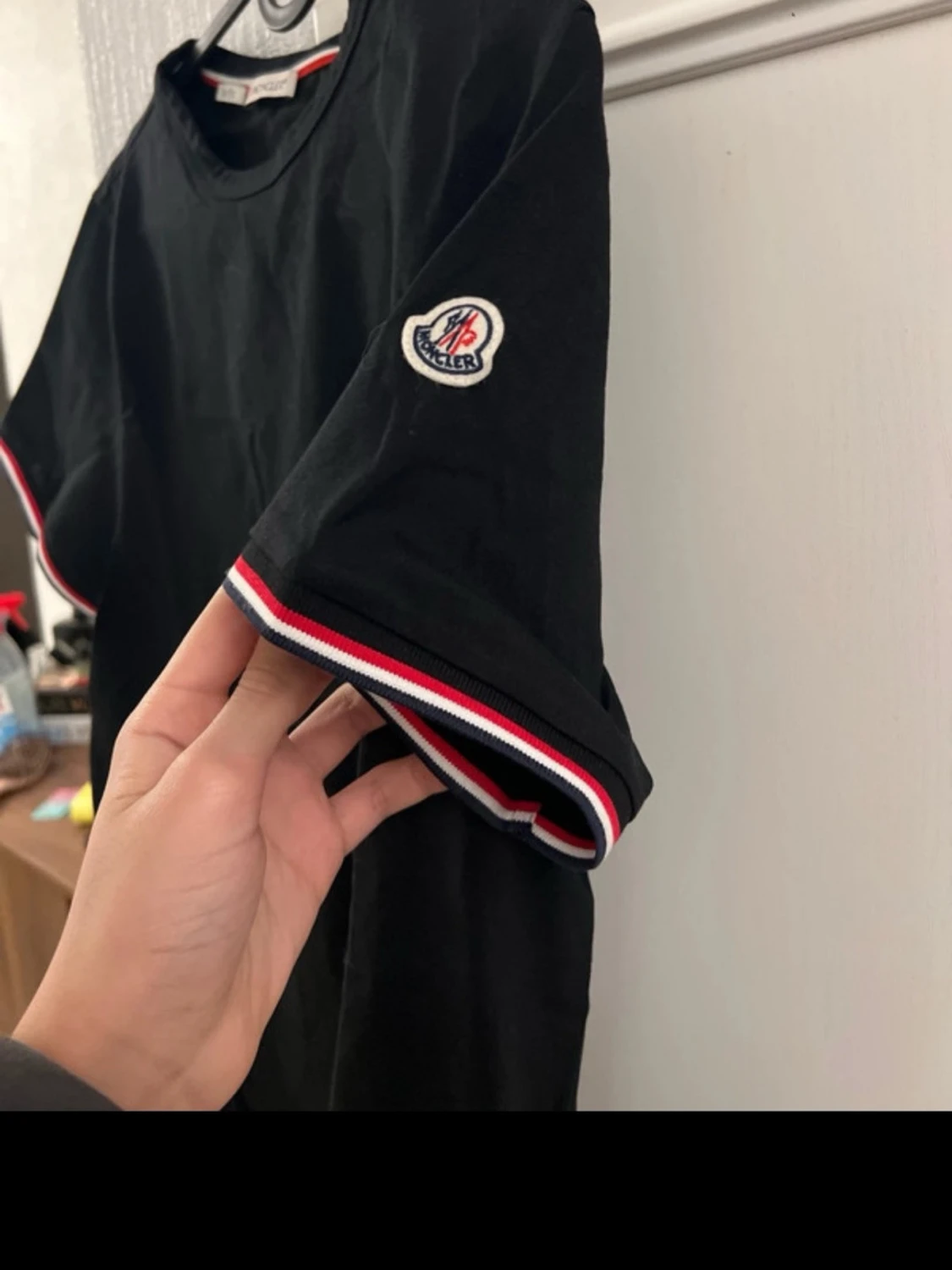 Svart Moncler t-shirt med rödvit kant - 1