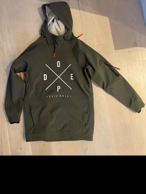 Dope jacka  - Säljer min dope jacka då jag har växt ur den, den är köpt från dope för några år sedan. Har använts två veckor om året när jag har åkt skidor.