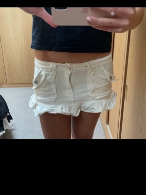 Mini kjol - Supersöt minikjol (inga shorts på insidan) Liten i storleken. Vet ej vilket märke då de inte var jag som köpte den. Pris kan diskuteras!!