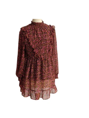 Blommig kortklänning med volang - Söt kortklänning med blommigt mönster i rosa och lila toner på svart botten. Klänningen har volangdetaljer, hög hals och långa, transparenta ärmar med resår vid handlederna. Tillverkad i ett lätt, luftigt material som ger en flowy känsla.