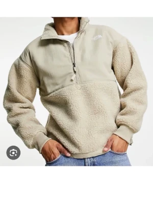 Beige fleecejacka från The North Face - Säljer en beige fleecejacka från The North Face med halv dragkedja. Säljer den på grund av att den inte kommer till användning. Köpte den på plick för något år sedan och har använt den fåtal gånger. 