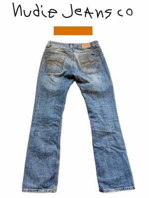 NUDIE BOOTCUT OLA - Modell: Bootcut Ola👖  Färg: Blå/Ljusblå🎨  Storlek: W33 L34🪡🧵  Mått: W43cm L110cm Benöppning 22cm📐