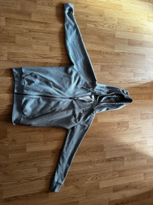 Gymshark zip up hoodie - Gymshark hoodie med dragkedja framtill och två stora magfickor.  Perfekt för gymmet. Tröjan är tunn och är bara lite nopprig.