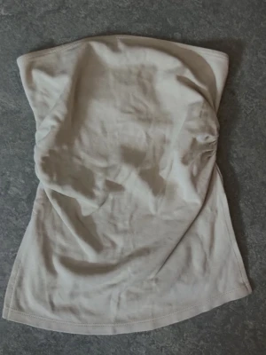 Tubtopp - Beige tubtopp med slitsar från Stradivarius i strl XS