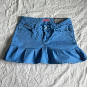 Blå volangkjol  - Midjemått rakt över: 36 cm