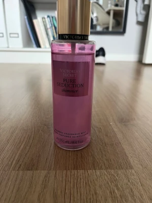 Victoria's Secret Juiced Plum Body Mist - En body mist från Victoria's Secret. Flaskan är cylinderformad, genomskinlig och har en lila-rosa färg med skimrande effekt. Lock i guldigt plastmaterial. Perfekt för dig som gillar fruktiga och blommiga dofter. Den är skimmer och har ändats sprutat något enstaka sprut innan jag insåg att det var skimmer💕