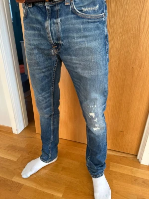 Nudie Jeans Lean Dean Yesterdays News W30/L32 - Säljer ett par extremt sällsynt Nudie Jeans Lean Dean i tvätten Yesterdays News. De är snygg blåtvätt med snygga slitningsdetaljer. Modellen är straight/slim och har en klassisk femficksdesign med dragkedja. Jeansen är stretchiga och komfortabla. Jeansen är total slutsålda överallt. Köpta på Nudie Jeans. Nypris ligger på 1800 kr. Jeansen är i superfint skick, säljer då det blivit för små för mig. Kontakta mig privat för fler bilder på jeansen. Kvitto finns och medkommer vid köp. 