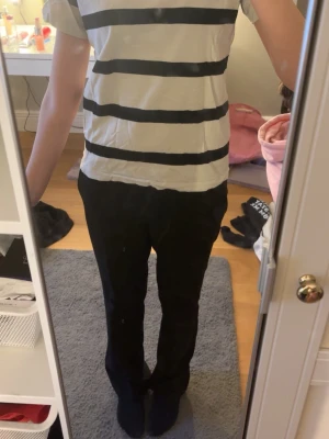 Randig t-shirt från H&M - Säljer två randiga t-shirts från H&M. Klassisk passform och korta ärmar, perfekt för en avslappnad stil. Tillverkad i mjuk bomull som känns skön mot huden. Säljer pga dom bara ligger i min garderob💕 Första tröjan är i storlek S och den andra tröjan är i storlek XL men passar storlekar under. 50kr för båda.