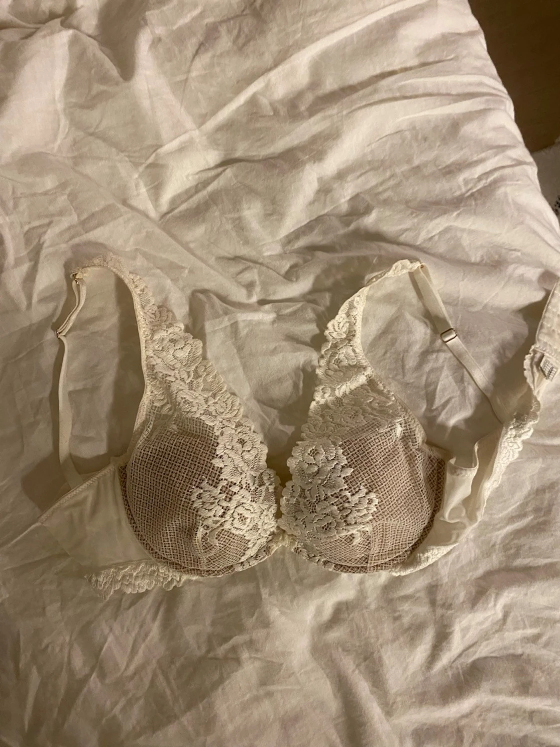 Vit spets-bh med vadderade kupor