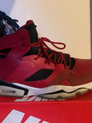 Röda jordan flight club 91 - Snygga röda Air Jordan sneakers med svarta detaljer och vit sula. Skorna har högt skaft, klassisk Jumpman-logga på hälen och är gjorda i läder och textil. Perfekta för dig som vill sticka ut med en ikonisk basketstil.