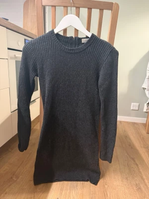 Stickad mörkgrå klänning - Stickad mörkgrå klänning från Monki. Storlek S. I använt skick men har fortfarande kvar att ge.