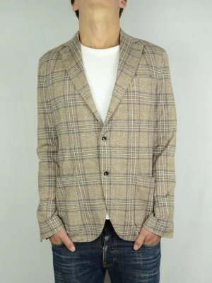 Circolo 1901 blazer  - CIRCOLO 1901 CASUAL BLAZER Storlek : IT50 Passform : Normal Användning : Kavajen är i ett väldigt fint skick utan defekter Nypris : Cirka 4000SEK Modellen på bilden : 182CM och väger 74KG
