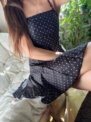 Polka dot klänning retro vintage - Riktig snygg och bekväm polka dot klänning 🍒  Justerbara axelband och de går även att ta av banden. Kupa / inlägg för brösten finns, så ingen BH behövs, dessa kan man även ta ut 🌸 Sköna shorts under klänningen!  Helt ny! Köp med bundle för rabatt ☺️🌞