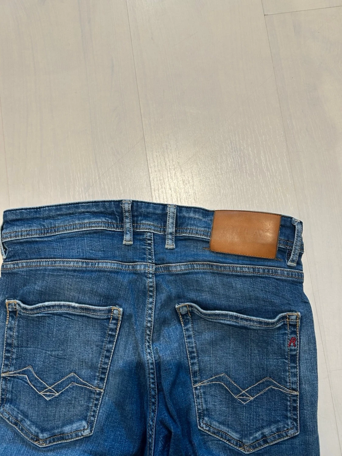 Blå jeans från Replay med slitningar - 2