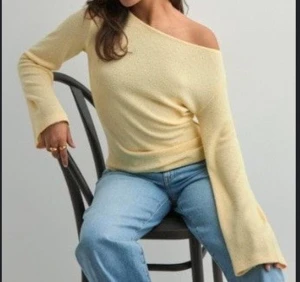 Ljusgul offshoulder topp - Trendig ljusgul offshoulder topp med lång ärm och avslappnad passform. Snygg att matcha med jeans eller kjol. Bara använd några få gånger!