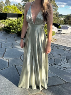 Ivoryfield balklänning - ”Satin kylie klänning multi tie maxiklänning” från Ivoryfield. Använd en gång, kemtvättad och i storlek 0/xxs men fungerar för xs och s. Upplagd ca 7 cm och är själv 1,68 lång 💖 Går att knyta på flera olika sätt så passar till massa olika💞💓🩷💗💝