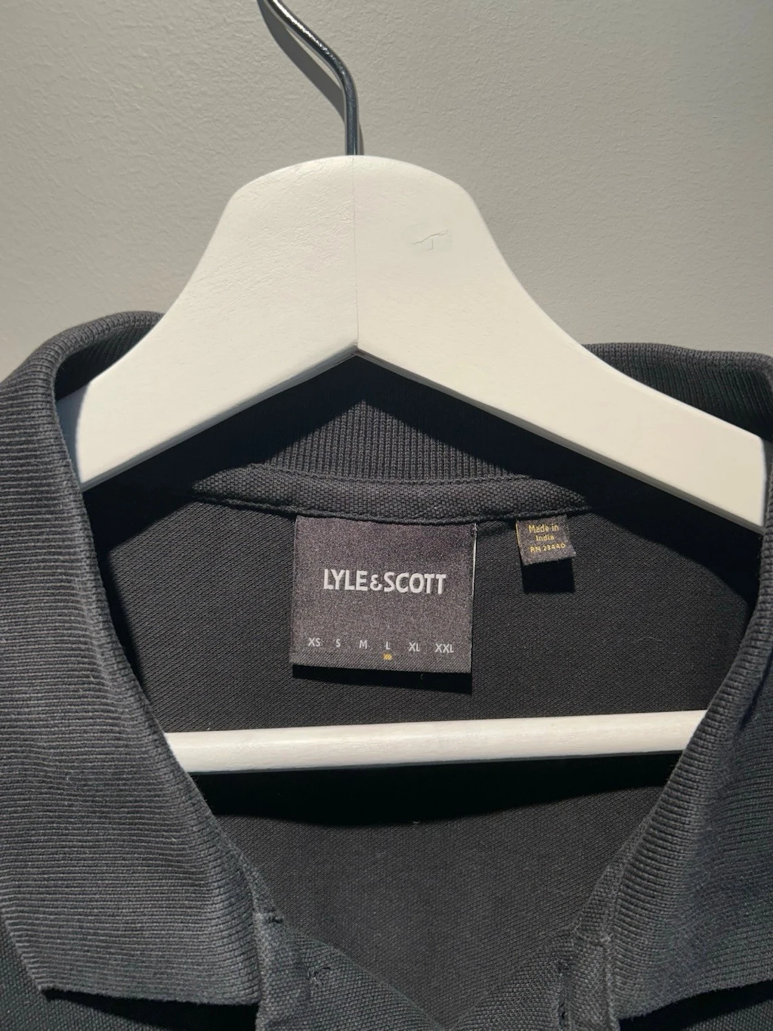 Svart pikétröja från Lyle & Scott - 1
