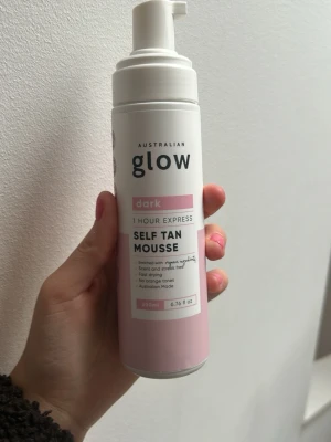 Australian Glow brun utan sol mousse - Brun utan sol mousse från Australian Glow i färgen dark. Ger snabbt en solkysst look på bara en timme. Kommer i en rosa och vit pumpflaska, 200 ml. Moussen är vegansk, torkar snabbt och ger inga orangea toner.