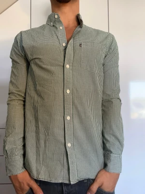 Grönvitrutig skjorta från Lexington - Rutig skjorta från Lexington. Strl S. Inga defekter. Modellen är 178 cm och väger 77 kg. Hör gärna av dig vid frågor!