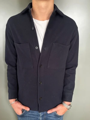 Massimo Dutti Overshirt - Storlek: S | skick: 10/10 | nypris: ca 1500kr. | Tveka inte att höra av er vid frågor eller funderingar!🫡🤝