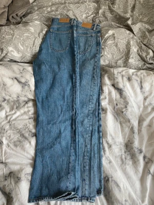 Jeans - Köp ett paket med 2 st jeans ifrån monki som är i samma modell ungefär, i storlek 24.   Jeansen är i gott skick.   Obs! Vill man köpa 1 par av jeansen går de också bra.