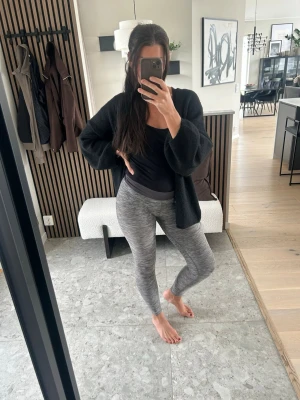 Gråmelerade leggings med hög midja - Snygga gråmelerade träningsbyxor med hög midja och tight passform. Stretchigt material som sitter skönt och följer kroppen. Perfekta till en avslappnad stil eller när du vill vara bekväm men ändå se trendig ut.