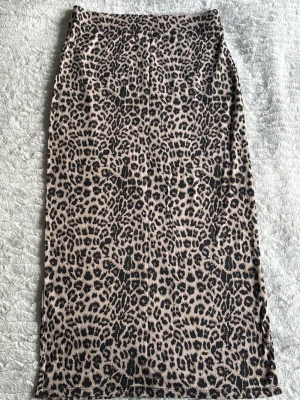 Kjol  - Snygg långkjol med leopardmönster. Kjolen har rak passform och är tillverkad i ett mjukt, lätt material som ger en cool och trendig look. 
