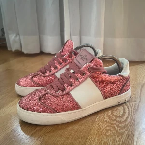 Valentino Flycrew - Rosa glitter  - Valentino flycrews i färgen rosa, köpta på Plick för 2 år sedan och används av mig enbart ett fåtal gånger. Mycket bra skick utöver att två nitar har trillat av (se bild 5). Skorna kommer med tillhörande dustbag och låda 💓Hör av dig med frågor samt önskan av mer foton! Pris kan diskuteras vid snabb affär 💐