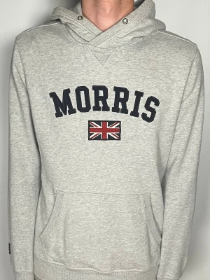 Morris hoodie - Säljer en riktigt snygg och trendig Morris hoodie väst i fint skick, storlek M men sitter mer som S, vid frågor är det bara att skriva //Gramenti