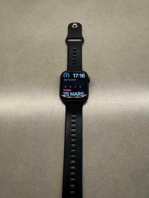 Apple Watch Series 7 (GPS + Cellular) 45mm - Tja! Säljer min feta Apple Watch Series 7. Den här 81% batteri hälsa och håller hela dagen utan problem. En landningsplats följer med som har både USB-C samt Lightning för äldre laddare. Pris är ej fast så fråga loss!!! 