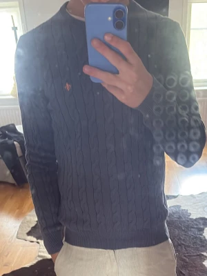 Morris kabelstickad  - En go kabelstickad tröja som jag säljer nu eftersom att den inte kommer till användning model 183 cm 70 kg   Storlek S                                                        Priset är ej hugget i sten 