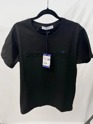 Jacob Cohën Tshirt  - Väldigt stilren och unik Tshirt från det exklusiva märket Jacob Cohën! Helt ny med tags. Storlek S, sitter normalt. Kontakta mig för fler frågor och funderingar!