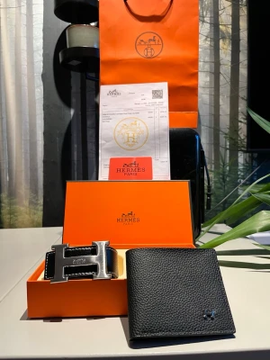 Svart skärp med en plånbok - Exklusivt svart skärp med ikoniskt H-formad metallspänne. Perfekt accessoar för att lyfta din outfit med lyxig känsla. Man kan köpa allt på bilden eller bara bältet eller bara plånboken, då är det bara att höra av sig så läser vi de!