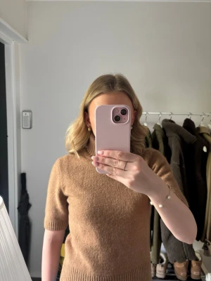 Stickad kortärmad polotröja - Superfin stickad kortärmad polotröja från H&M. Aldrig använd, prislappen kvar🧡