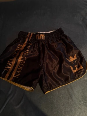 Muay Thai shorts - Använda 2 gånger, fint skick. Passar M/L