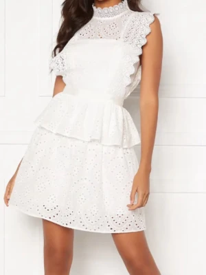 Vit spetsklänning med volangdetaljer - Säljer denna jättefina Olivia Crochet Dress white från bubbelroom. Nypris 999 kr. Helt slut på hemsidan och de skriver att den inte kommer in igen. Storlek 32/xxs