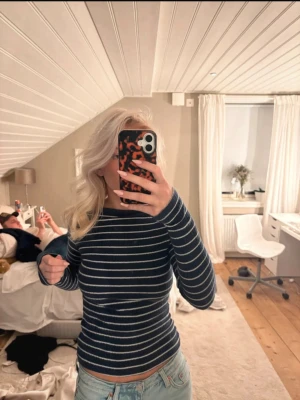 Randig långärmad tröja  - Randig långärmad tröja med öppen rygg