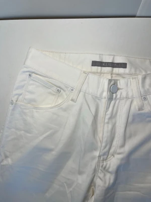 Vita chinos från Tiger of Sweden - Vita chinos från Tiger of Sweden. Strl 31. Modell: Slimmy. Inga defekter. Modellen är 178 cm och väger 77 kg. Hör gärna av dig vid frågor!