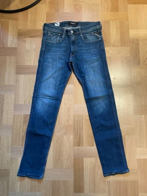 Replay jeans - Säljer dessa snygga replay jeans för endast 499kr. Skicket på jeansen är väldigt bra utan några defekter. Modellen är anbass och passformen slim. Om ni har några frågor så är det bara att höra av sig!