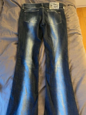 Mörkblå bootcut jeans från Cheap Monday - Köpa på weekday, använda fåtal gånger. Storlek 36. 
