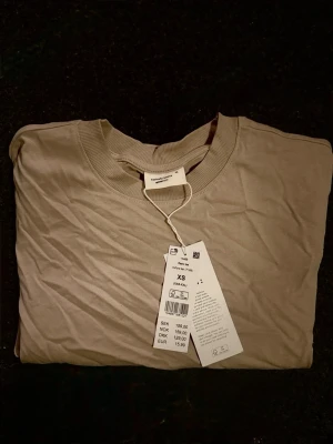 Beige t-shirt från Gina tricot - Använd en gång så är i bra skick . Du betalar frakten.                                                                               Det är bara att höra av sig om du har funderingar🤗