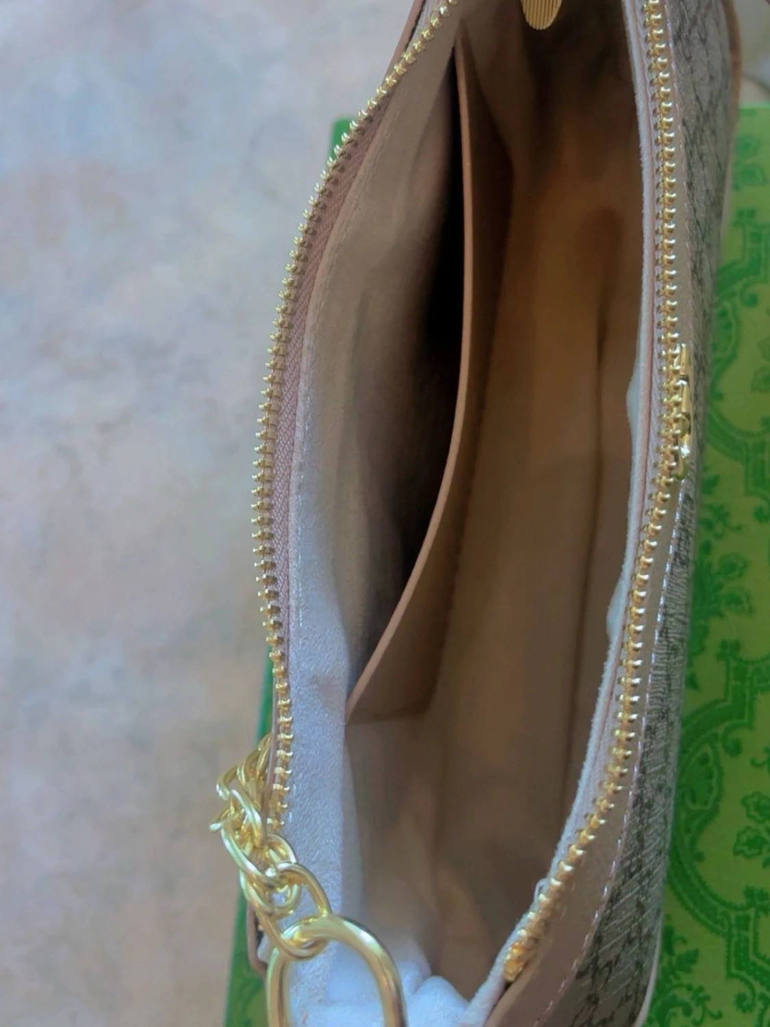 Gucci beige monogram axelremsväska - 4