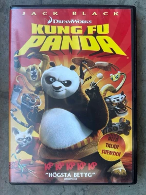 Kung fu panda dvd - DVD-film med "Kung Fu Panda". Filmen är animerad och har svenskt tal. Speltid är 1 timme och 28 minuter. Inspelad 2008.  Finns på språk: Svenska, Engelska, Finska   OBS!! skivorna är begagnade så det kan förekomma repor/hairlines på skivorna, men då jag kollar igenom alla filmer jag säljer garanterar jag att alla funkar felfritt om inget annat står! :)
