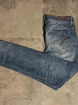 Dondup George Jeans - Säljer dessa sjukt snygga dondup jeansen i den populära modellen George. Storlek 31 och säljer de för 649kr!