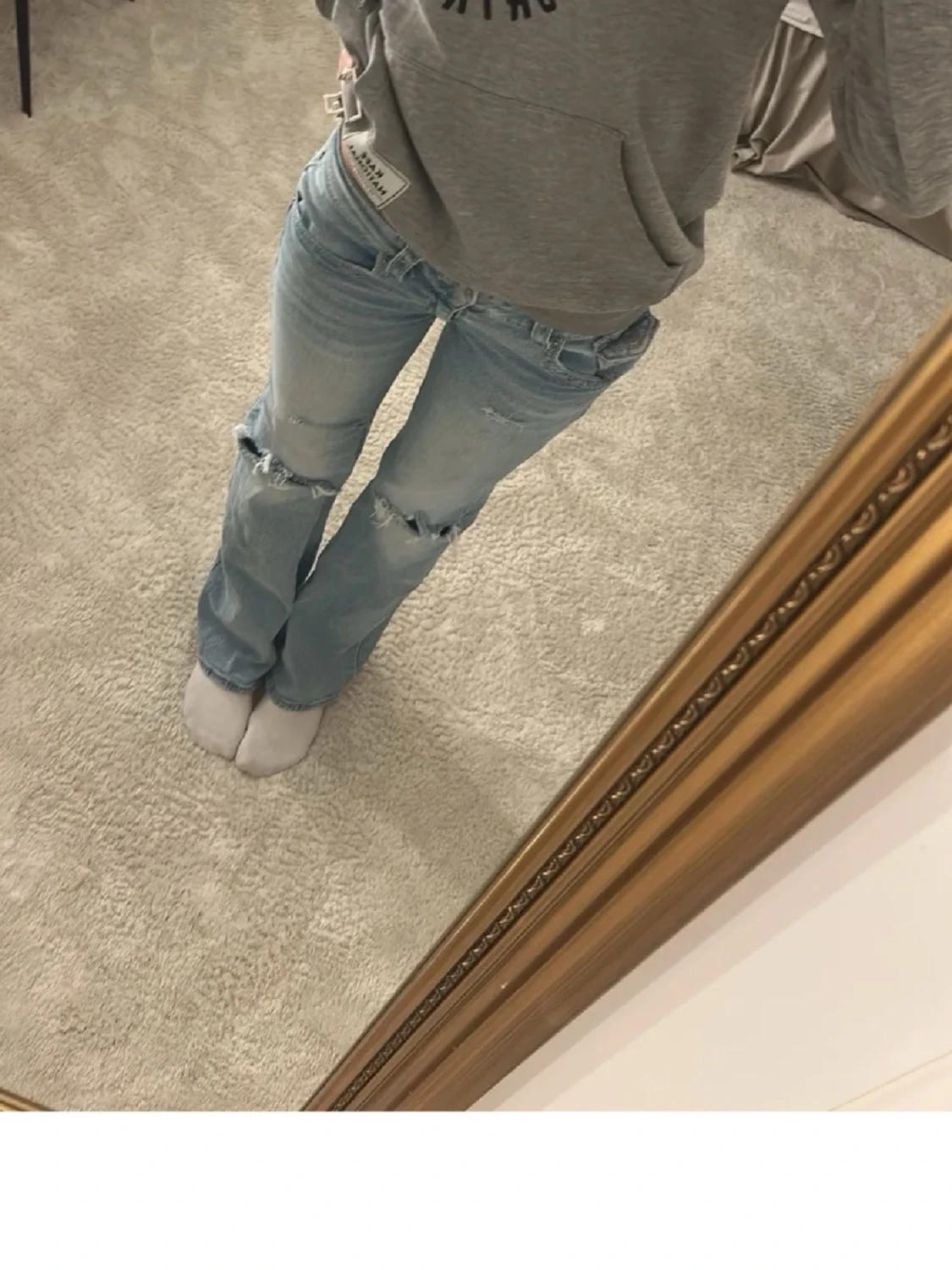 Blå slitna jeans med hål - 2